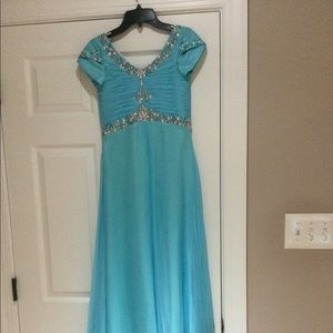 Girl’s turquoise gown